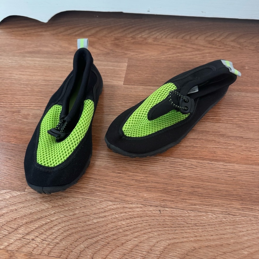 🔴 West Loop Boys Size 13-1 Water Shoes
